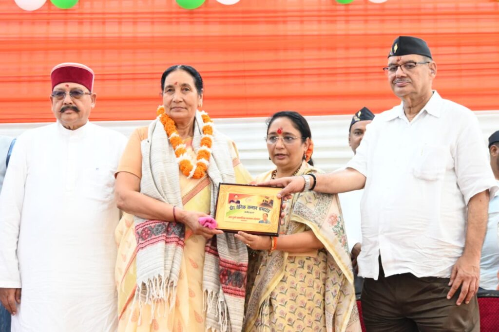 कोटद्वार में आयोजित वीर सैनिक सम्मान समारोह को संबोधित करते सैनिक कल्याण मंत्री गणेश जोशी* कोटद्वार में आयोजित वीर सैनिक सम्मान समारोह को संबोधित करते सैनिक कल्याण मंत्री गणेश जोशी*