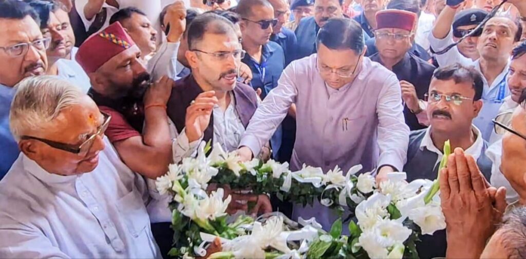 मुख्यमंत्री ने पूर्व कैबिनेट मंत्री स्व. हीरा सिंह बिष्ट को दी श्रद्धांजलि मुख्यमंत्री ने पूर्व कैबिनेट मंत्री स्व. हीरा सिंह बिष्ट को दी श्रद्धांजलि