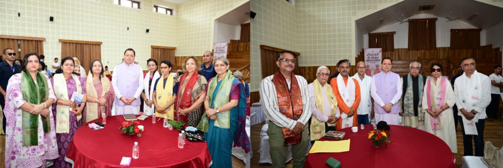 मुख्यमंत्री ने मुख्य सेवक सदन में लेखकों एवं साहित्यकारों से किया  संवाद