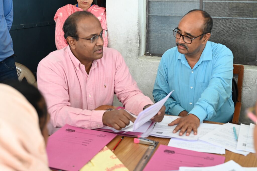 *मुख्य निर्वाचन अधिकारी ने किया मतदान केंद्रों का निरीक्षण, मतदाताओं से लिया फीडबैक