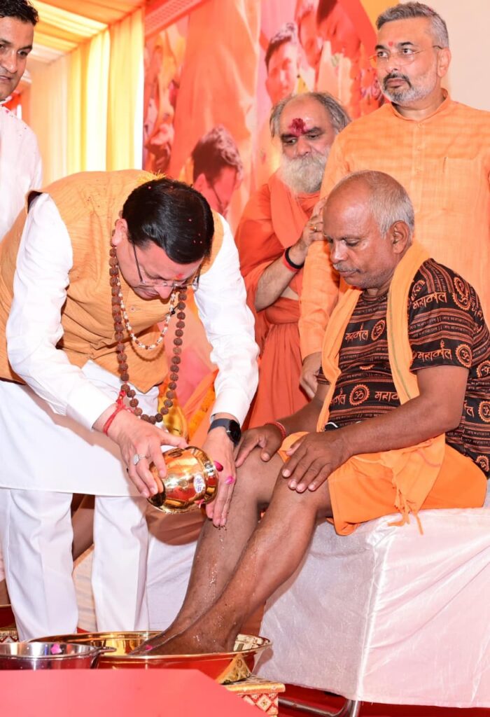 पुष्पवर्षा और चरण प्रक्षालन के साथ देवभूमि ने किया शिवभक्त कांवड़ियों का अभिनंदन
