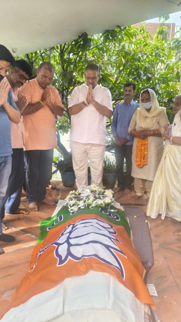 कैबिनेट मंत्री गणेश जोशी ने भाजपा के वरिष्ठ कार्यकर्ता ब्रह्म किशोर शर्मा को दी श्रद्धांजलि*