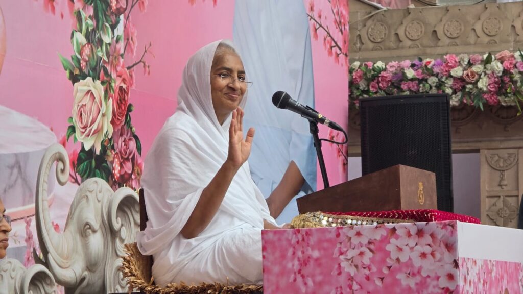 चातुर्मास में आध्यात्मिक ज्ञान की वर्षा से सराबोर हो रहे श्रद्धालु, आर्यिका रत्न पूर्णमति माताजी ने दिया आत्मचिंतन का संदेश