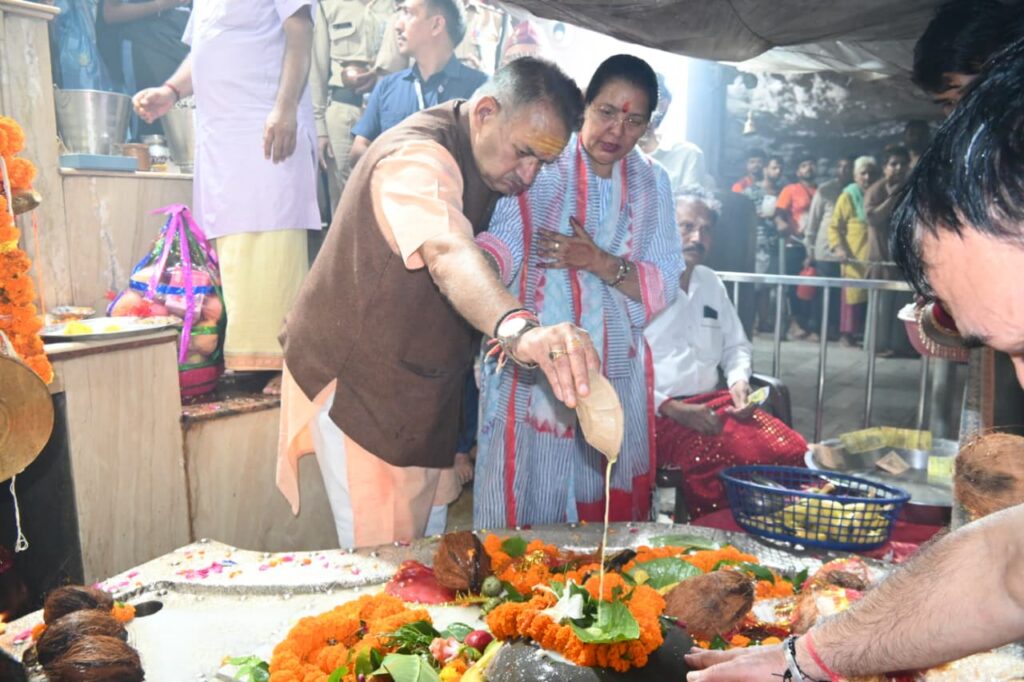 श्रावण शिवरात्रि पर कैबिनेट मंत्री गणेश जोशी ने टपकेश्वर महादेव का किया जलाभिषेक एवं रुद्राभिषेक