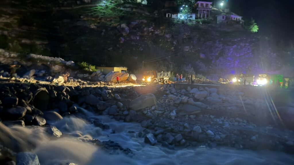 *तमक नाले में ह्यूम पाइप डालकर अस्थाई मोटर मार्ग तैयार, वाहनों की आवाजाही हुई सुचारु*