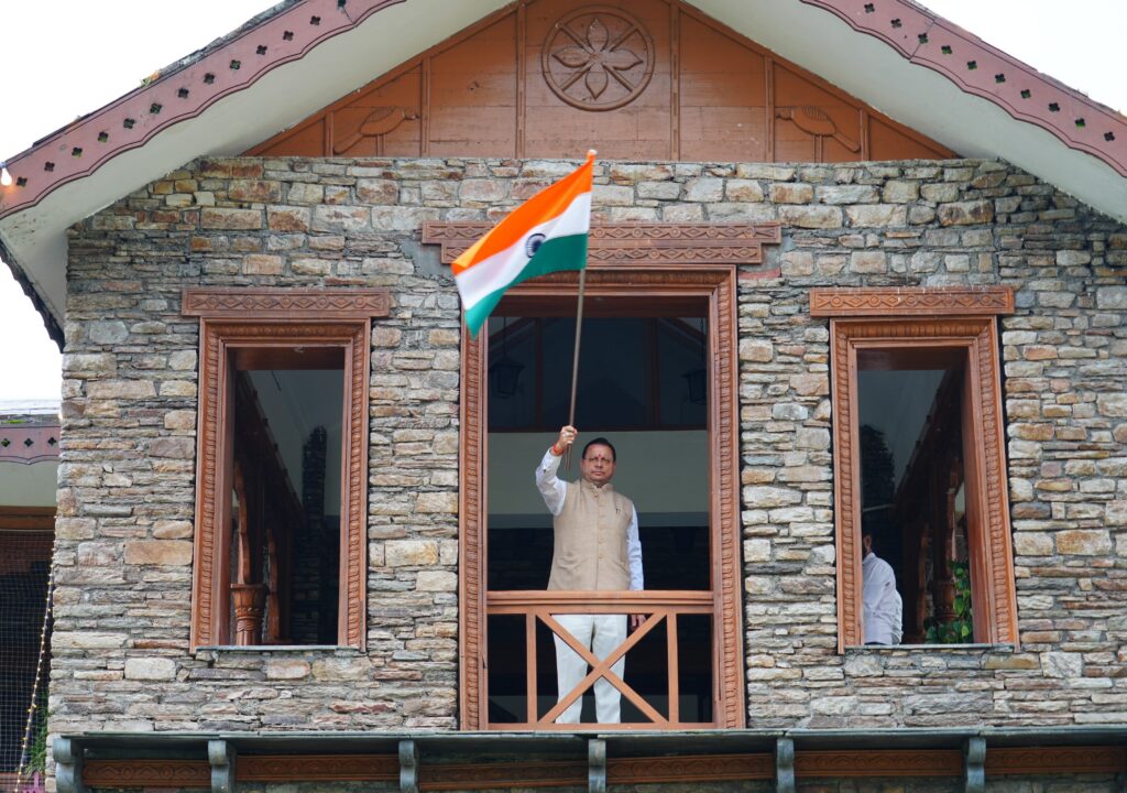 मुख्यमंत्री धामी ने मुख्यमंत्री आवास पर तिरंगा लगाकर दिया ‘हर घर तिरंगा’ का संदेश* मुख्यमंत्री धामी ने मुख्यमंत्री आवास पर तिरंगा लगाकर दिया ‘हर घर तिरंगा’ का संदेश*