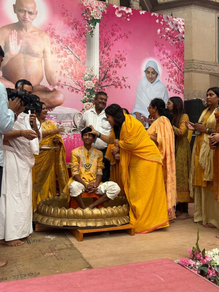 चातुर्मास में धार्मिक आयोजनों के बीच नेमीकुमार का हल्दी समारोह संपन्न चातुर्मास में धार्मिक आयोजनों के बीच नेमीकुमार का हल्दी समारोह संपन्न