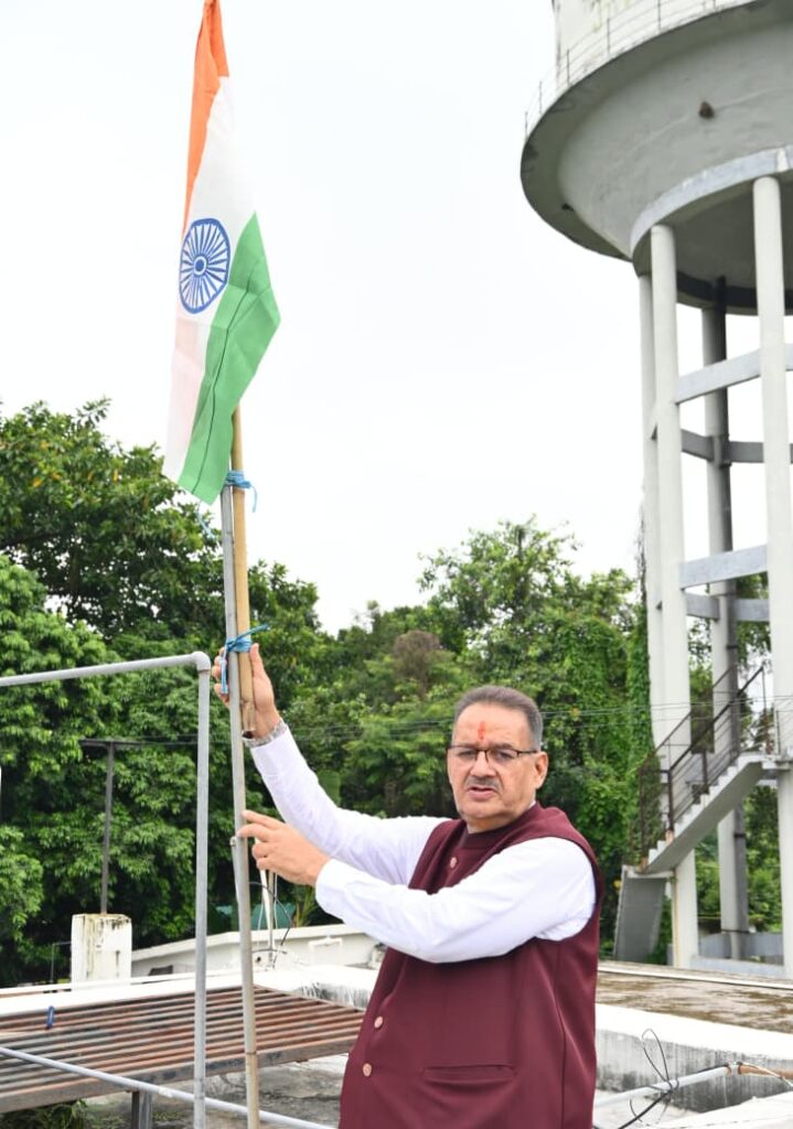 हर घर तिरंगा अभियान के तहत मंत्री गणेश जोशी ने शासकीय आवास पर फहराया तिरंगा