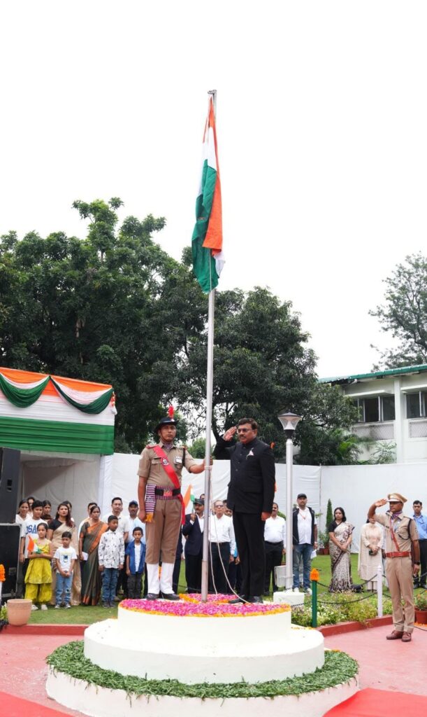 *स्वतंत्रता दिवस पर मुख्य सचिव ने सुशासन, विकसित उत्तराखण्ड और हिमालय संरक्षण का लिया संकल्प