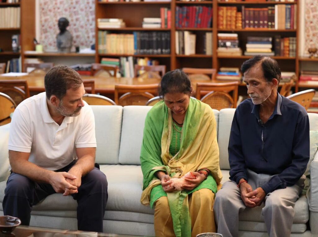 अंकिता भंडारी के परिवार से मिले राहुल गांधी, बोले- चार साल बाद भी न्याय का इंतजार