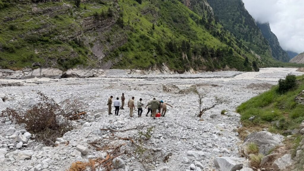 अत्याधुनिक रडार से तमक नाले में संभावित स्थानों की हो रही गहन जांच अत्याधुनिक रडार से तमक नाले में संभावित स्थानों की हो रही गहन जांच