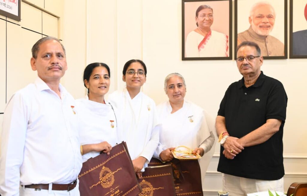 कैबिनेट मंत्री गणेश जोशी की कलाई पर रक्षा सूत्र बांधती ब्रह्मकुमारी बहने*