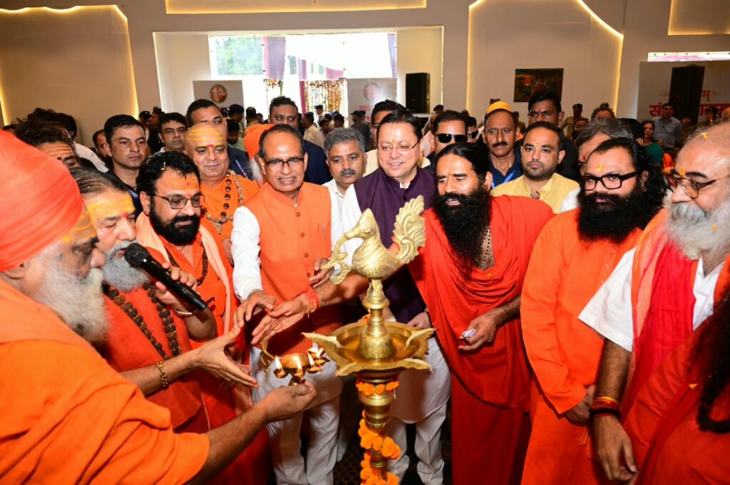 हरिद्वार में संत समागम में ‘एक राष्ट्र-एक चुनाव’ पर संवाद में केंद्रीय मंत्री श्री शिवराज सिंह चौहान और मुख्यमंत्री श्री पुष्कर सिंह धामी ने की सहभागिता