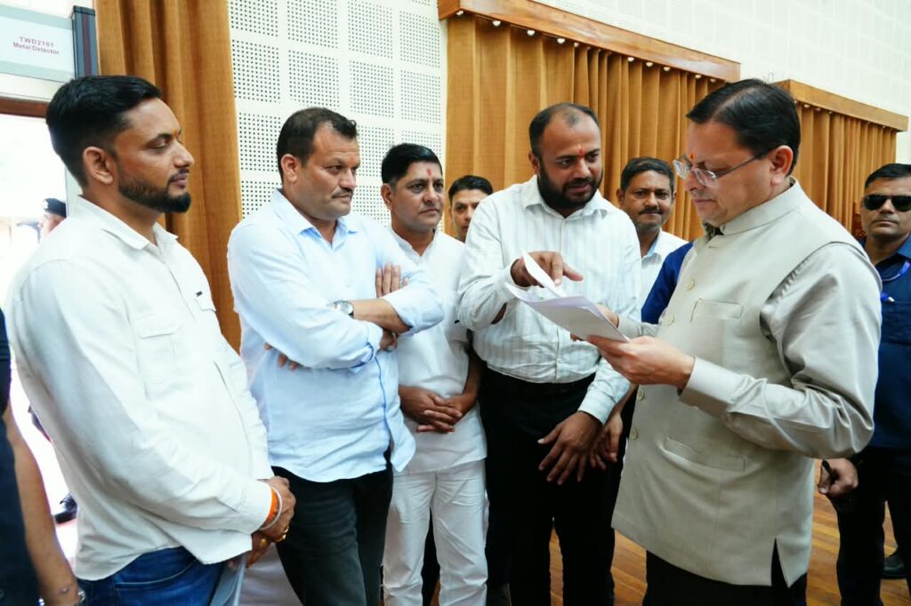 मुख्यमंत्री ने मुख्य सेवक सदन में सुनी जनसमस्याएं मुख्यमंत्री ने मुख्य सेवक सदन में सुनी जनसमस्याएं