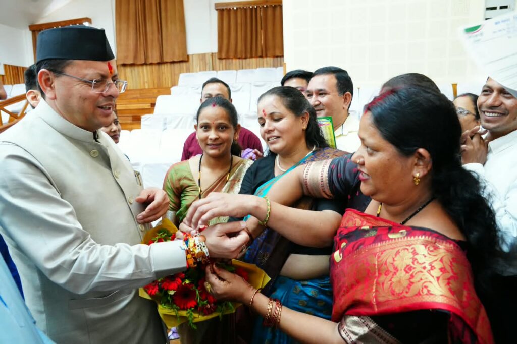मुख्यमंत्री को महिलाओं ने बांधा रक्षा सूत्र, मुख्यमंत्री ने दी सभी को रक्षा बन्धन की शुभकामनाएं