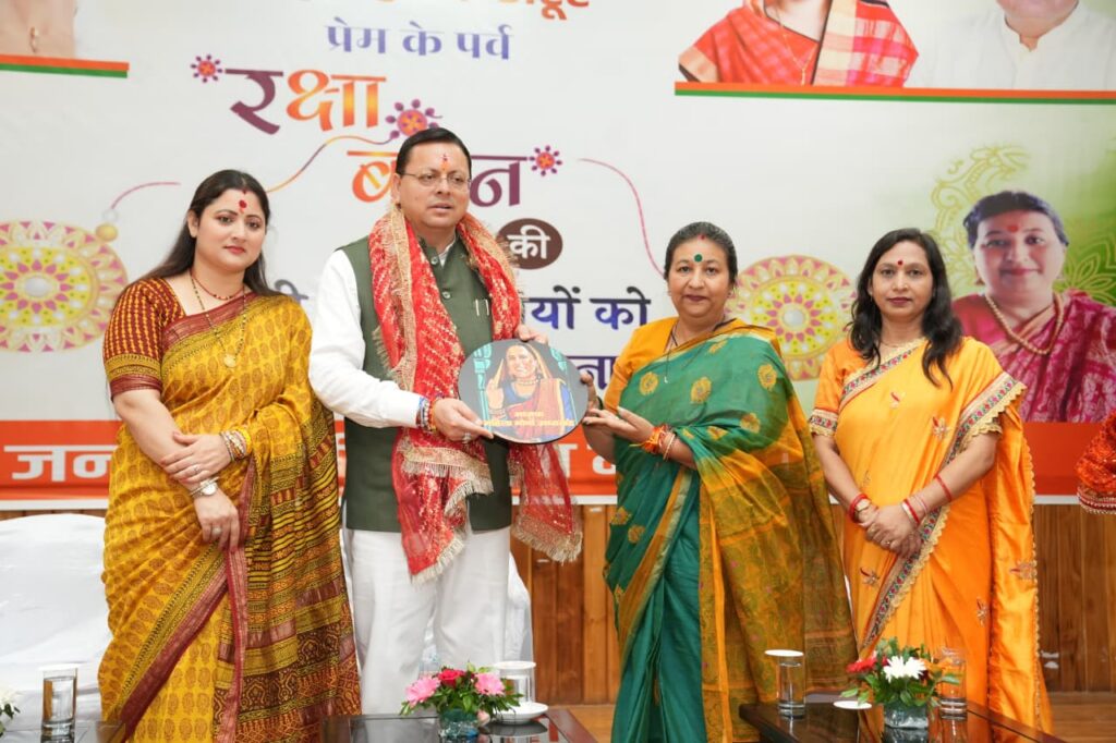 मुख्यमंत्री को प्रदेशभर से आई बहनों ने बांधा रक्षा सूत्र**