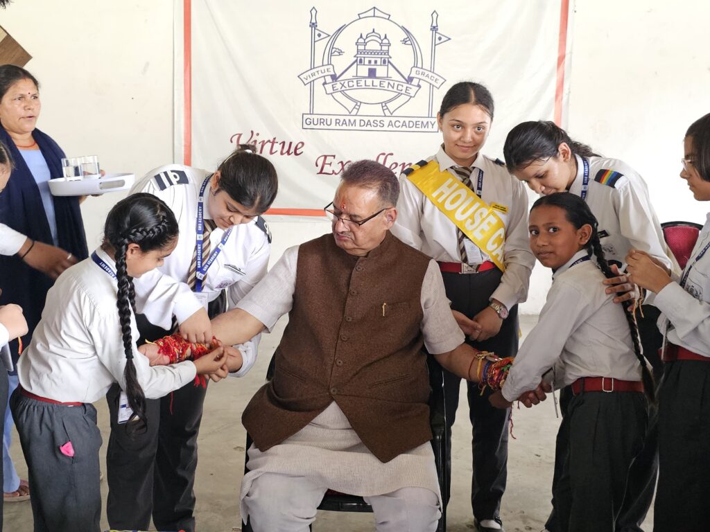 नन्हे-मुन्ने बच्चों संग कैबिनेट मंत्री गणेश जोशी ने मनाया रक्षाबंधन, बांटे उपहार और बच्चों को दिया स्नेह और आशीष*