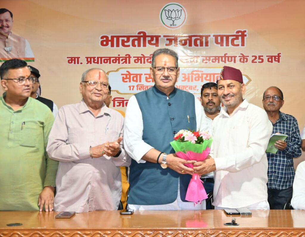 भाजपा के राष्ट्रीय अध्यक्ष के कुमाऊं दौरे के दौरान आयोजित होने वाले पूर्व सैनिक सम्मेलन की तैयारियों के संबंध में बैठक करते कैबिनेट मंत्री गणेश जोशी*