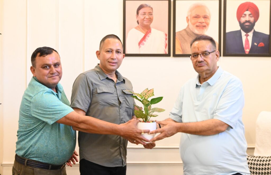 नव नियुक्त सैनिक कल्याण निदेशक ब्रिगेडियर दिग्विजय सिंह बसेड़ा ने सैनिक कल्याण मंत्री गणेश जोशी से की भेंट