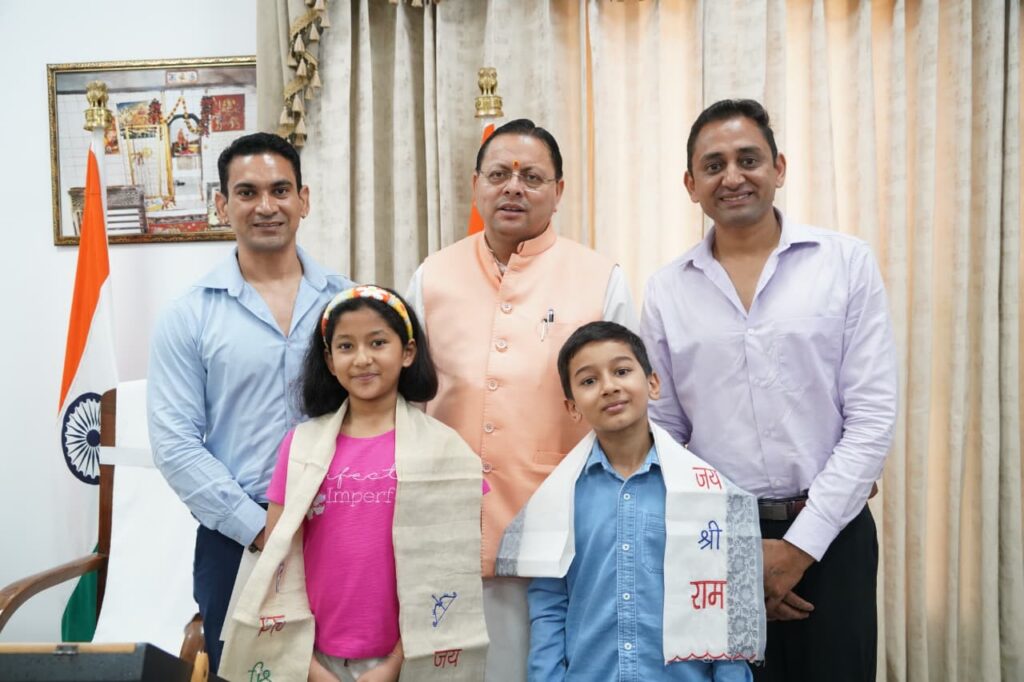 मुख्यमंत्री से तंजानिया स्थित अफ्रीका की सबसे ऊंची चोटी माउंट किलिमंजारो का सफल आरोहण करने वाले उत्तराखंड के नन्हे पर्वतारोही मास्टर रियांश पंत और प्रिशा रावत ने भेंट की।