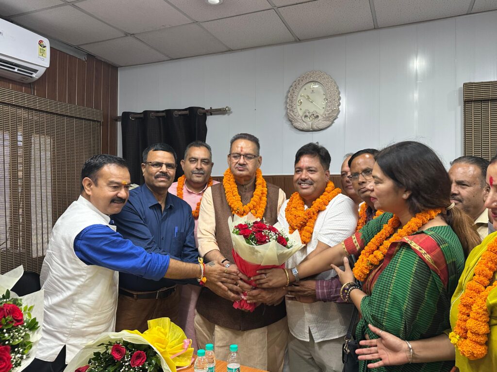 जिला सहकारी बैंक, देहरादून के अध्यक्ष पद पर निर्वाचित होने पर मनजीत रावत एवं अन्य नवनिर्वाचित सदस्यों को जीत की बधाई एवं शुभकामनाएं देते कैबिनेट मंत्री गणेश जोशी*