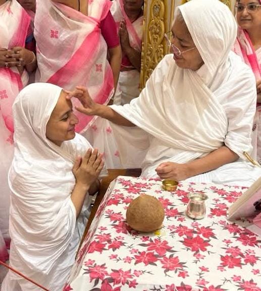 वर्ष वर्धन दिवस पर ब्रह्मचारिणी रितु दीदी ने पूर्णमति माताजी का मंगल आशीर्वाद प्राप्त किया वर्ष वर्धन दिवस पर ब्रह्मचारिणी रितु दीदी ने पूर्णमति माताजी का मंगल आशीर्वाद प्राप्त किया