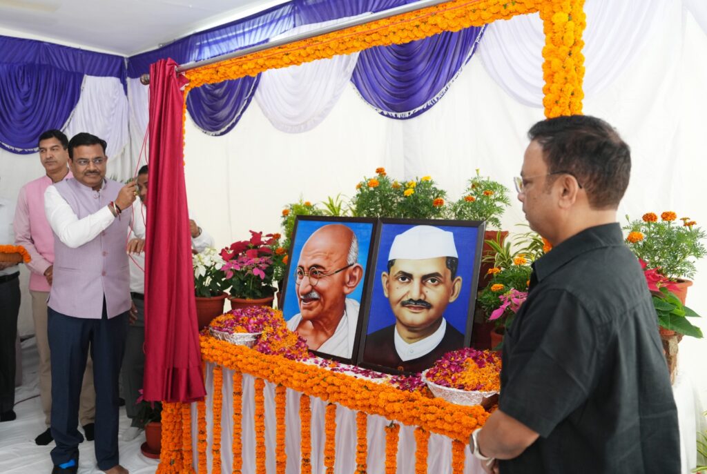 मुख्य सचिव श्री आनन्द बर्द्धन ने सचिवालय में राष्ट्रपिता महात्मा गांधी एवं पूर्व प्रधानमंत्री लाल बहादुर शास्त्री जी की जयंती के अवसर पर उनके चित्रों पर माल्यार्पण कर श्रद्धासुमन अर्पित किए।