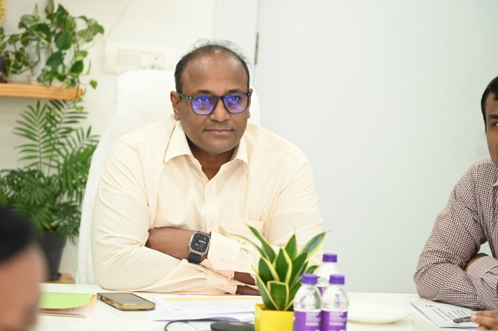 मुख्य निर्वाचन अधिकारी डॉ. बी.वी.आर.सी. पुरुषोत्तम ने मतदाता सूची के अंतिम प्रकाशन के बाद मान्यता प्राप्त राष्ट्रीय राजनैतिक दलों के प्रतिनिधियों के साथ बैठक की।