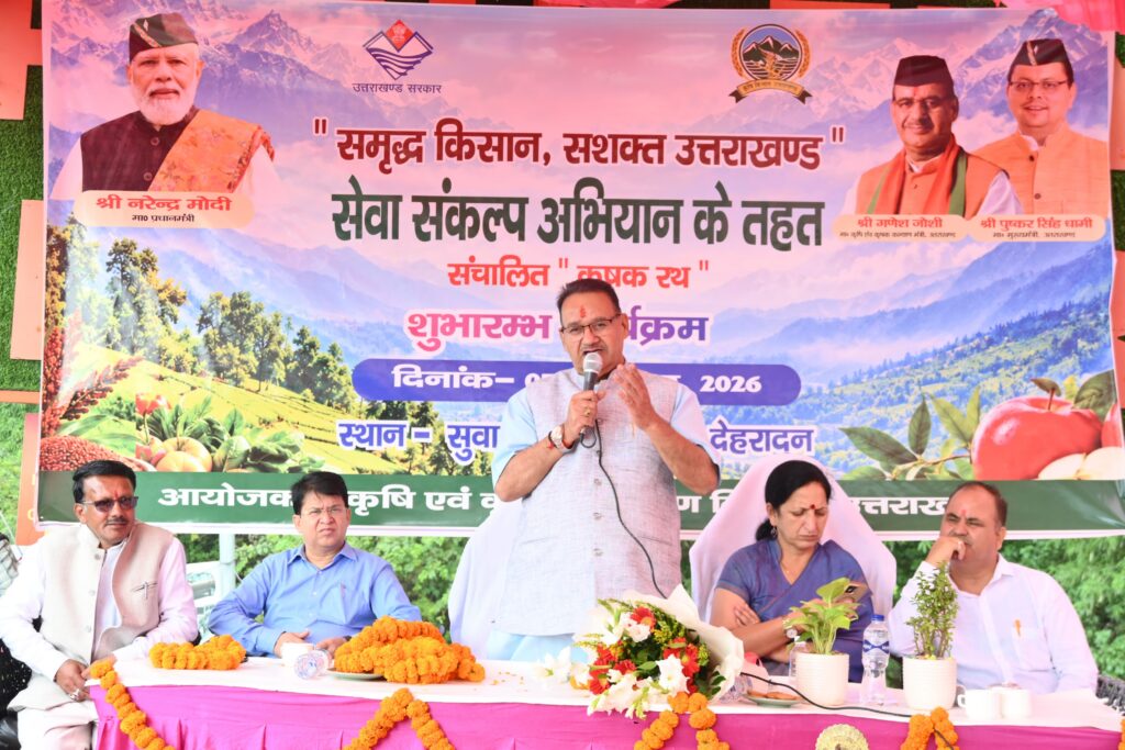 सुवाखोली में सेवा संकल्प अभियान के तहत कृषक रथ को हरी झंडी दिखाकर रवाना करते कृषि मंत्री गणेश जोशी