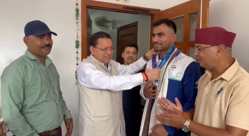 एशियन गेम्स में कांस्य पदक जीतने वाले बॉक्सर कपिल पोखरिया ने मुख्यमंत्री धामी से की भेंट। एशियन गेम्स में कांस्य पदक जीतने वाले बॉक्सर कपिल पोखरिया ने मुख्यमंत्री धामी से की भेंट।