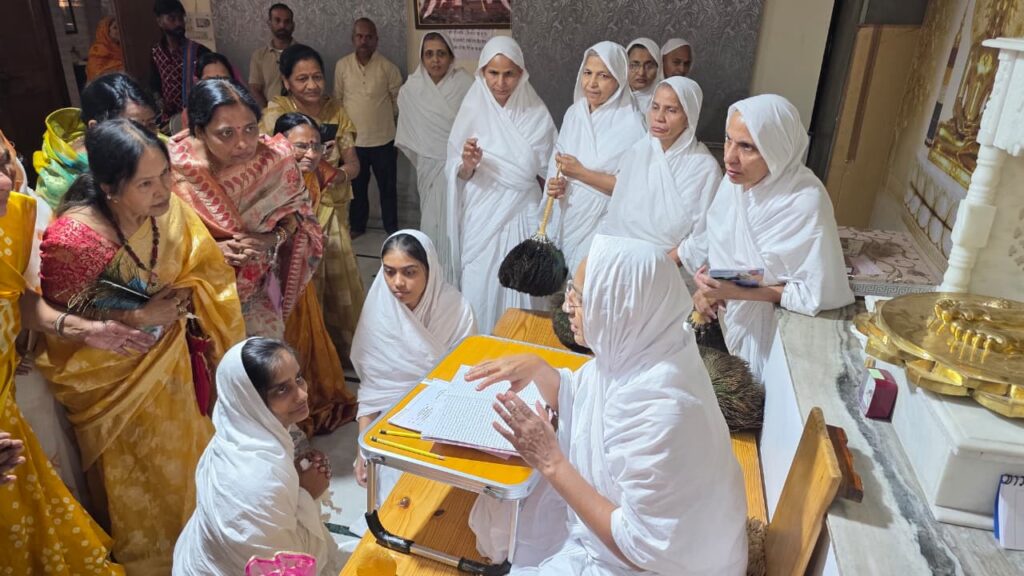देहरादून में तीन नवदीक्षित ब्रह्मचारिणी बहनों का मंगल प्रवेश, गुरुमाँ पूर्णमति माताजी ने दिया आत्मकल्याण का संदेश*** देहरादून में तीन नवदीक्षित ब्रह्मचारिणी बहनों का मंगल प्रवेश, गुरुमाँ पूर्णमति माताजी ने दिया आत्मकल्याण का संदेश***