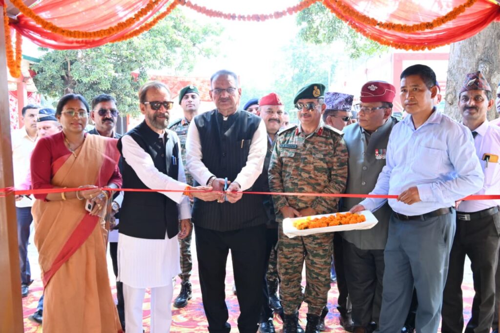 विकासनगर में ईसीएचएस पॉलीक्लिनिक के प्रतीक्षा कक्ष का उद्घाटन करते सैनिक कल्याण मंत्री गणेश जोशी*
