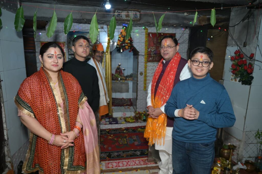 मुख्यमंत्री श्री पुष्कर सिंह धामी ने पैतृक गांव हड़खोला स्थित श्री हरि चंद देवता मंदिर में की पूजा-अर्चना*