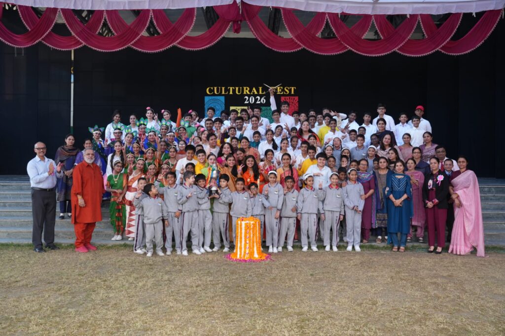 द हैरिटेज स्कूल में आयोजित किया गया भव्य सांस्कृतिक उत्सव शिवालिक सदन ने सर्वश्रेष्ठ नृत्य प्रदर्शन कर कब्जाई डायरेक्टर्स ट्राफी गायन में मोनाल सदन ने हासिल किया सर्वश्रेष्ठ पुरस्कार