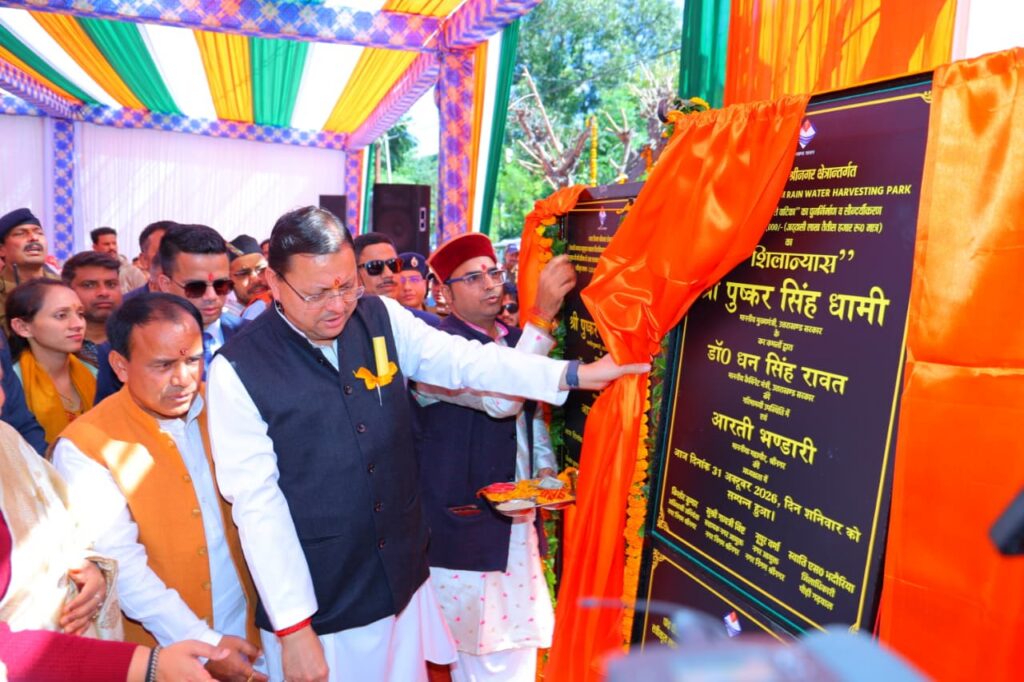 श्रीनगर में मुख्यमंत्री के स्वागत को सड़कों पर उमड़ा जनसैलाब**