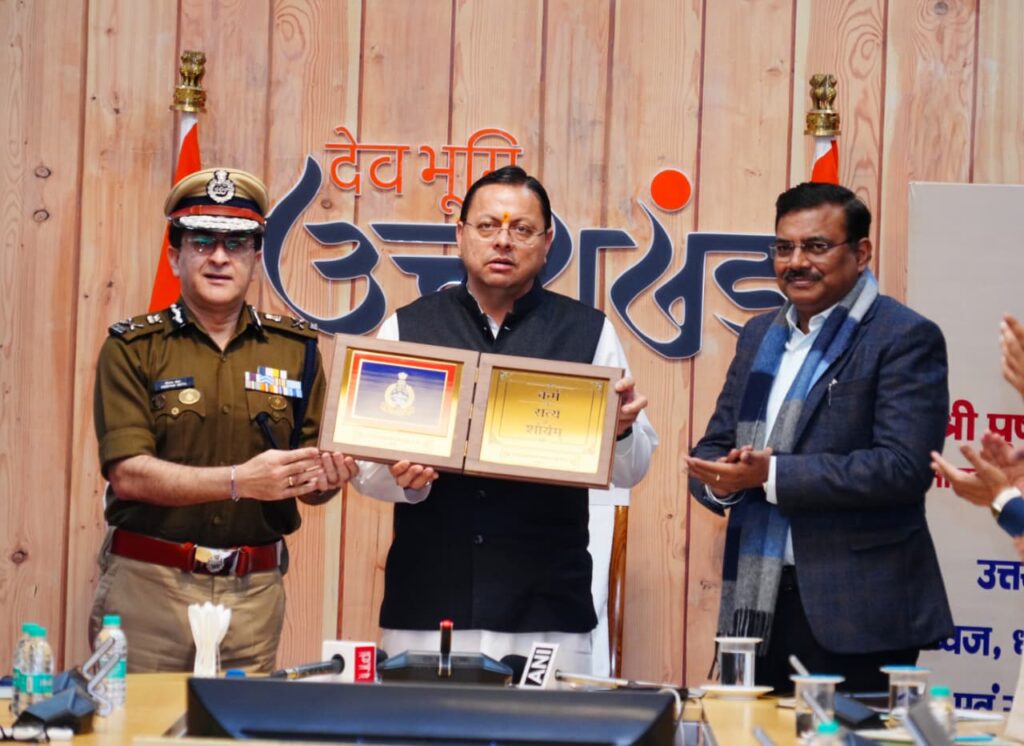 मुख्यमंत्री ने उत्तराखण्ड पुलिस के नवीन गौरव चिह्नों का किया अनावरण**