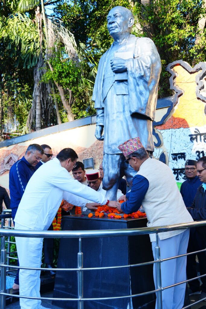 मुख्यमंत्री ने सरदार वल्लभभाई पटेल की प्रतिमा पर पुष्पांजलि अर्पित कर दी श्रद्धांजलि